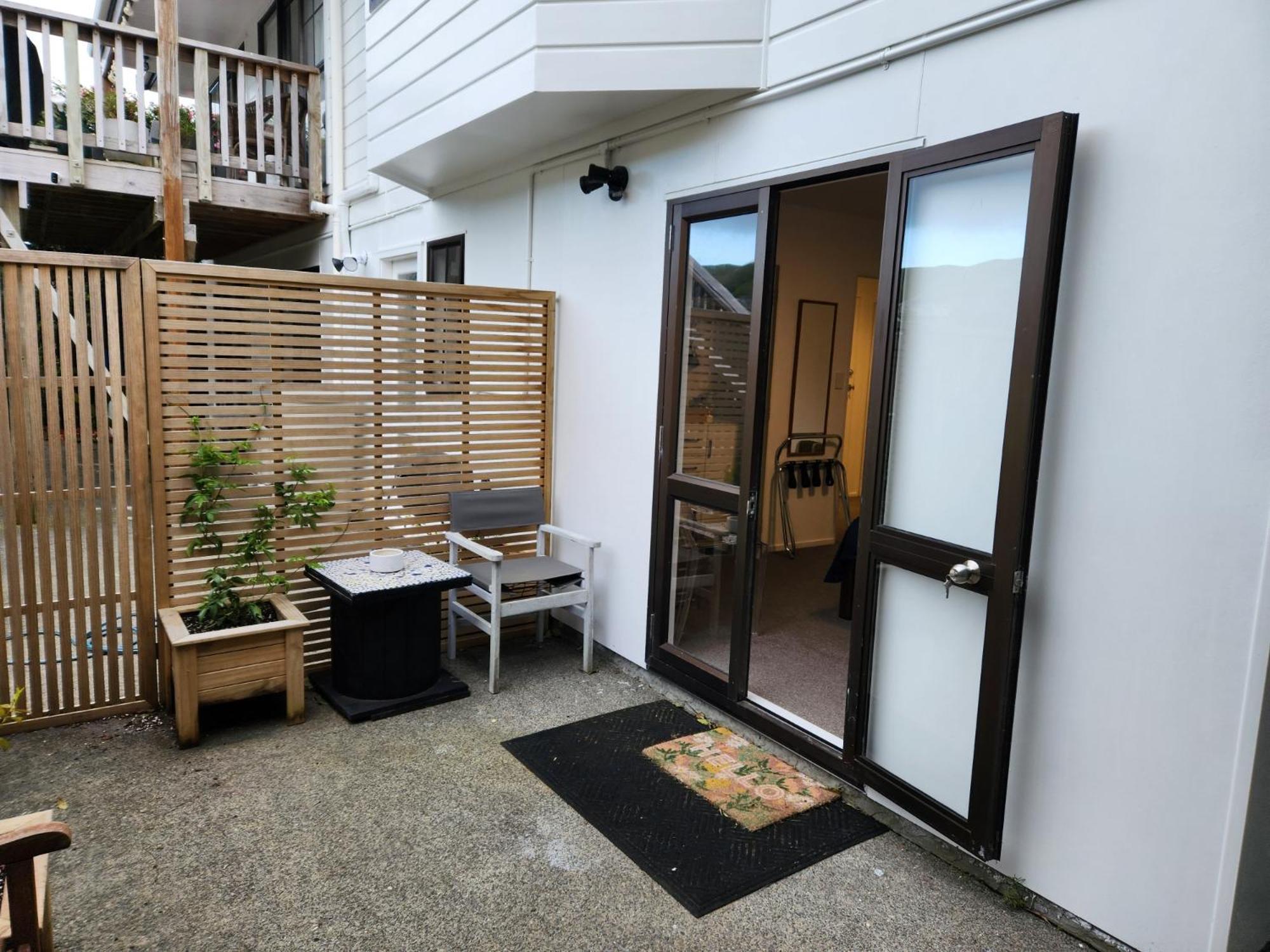 Studio 9 On Lakewood Уелингтън Екстериор снимка